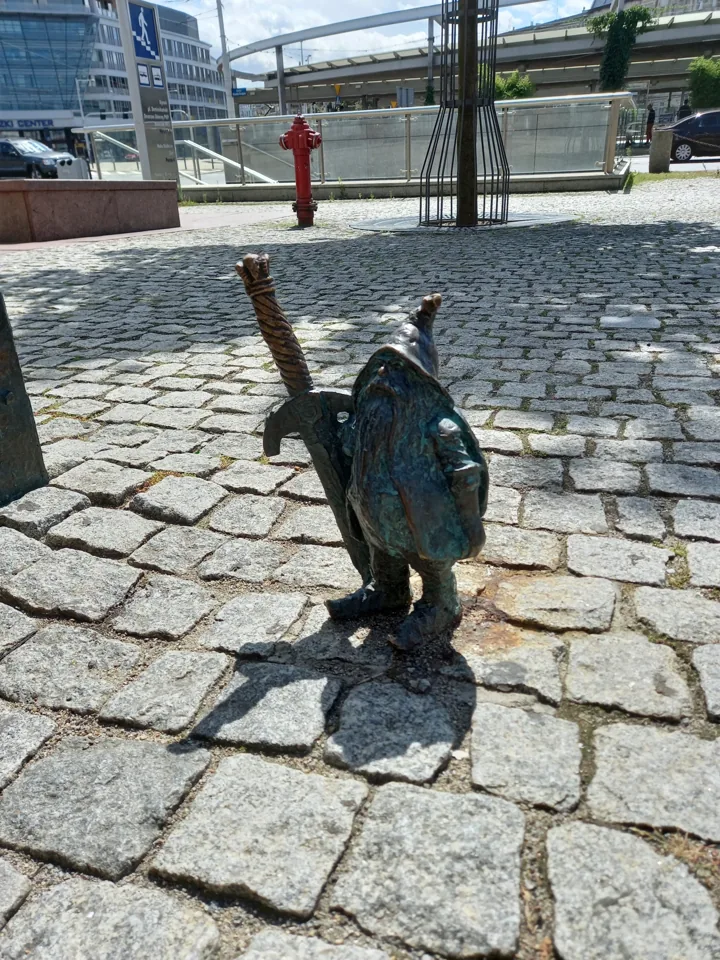 Giermek Grun-Waldek z tarczą przed Pasażem Grunwaldzkim