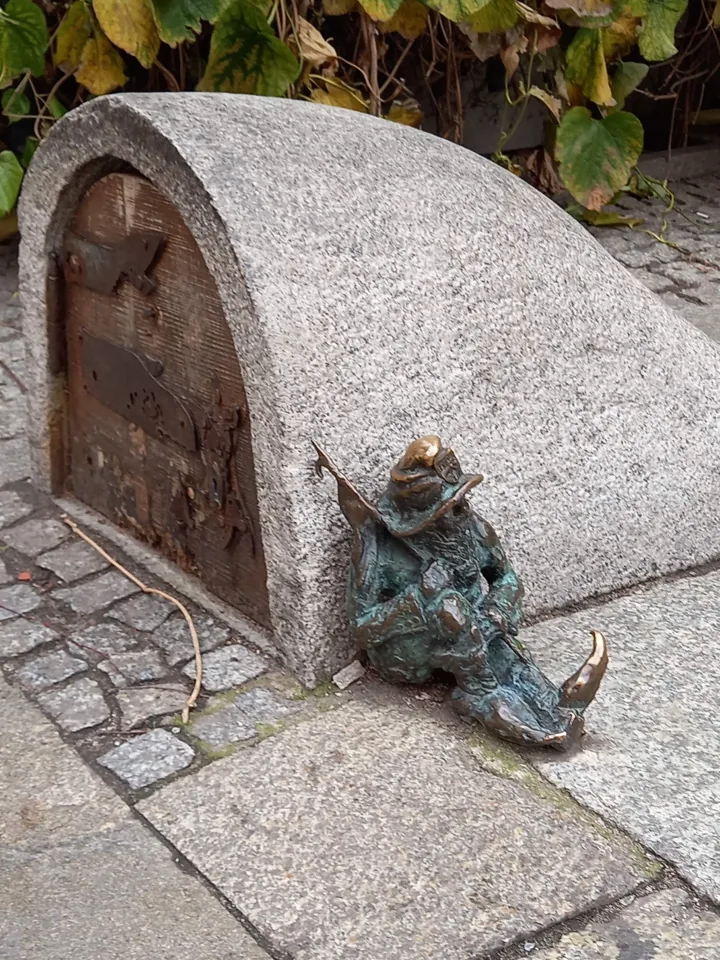 Strażnik Śpioch odpoczywa obok niewielkich drzwi