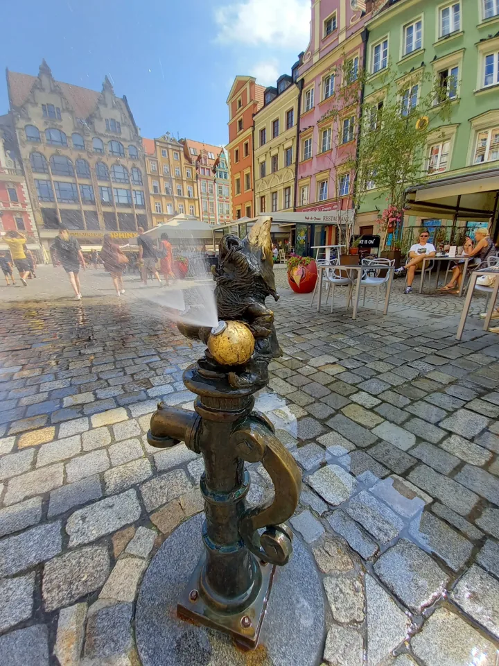 Zraszacz siedzący na hydrancie na wrocławskim Rynku