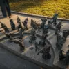 Wrocławskie krasnale przed Narodowym Forum Muzyki we Wrocławiu – popularne miejsce na szlaku krasnali