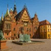 Rynek we Wrocławiu – Stary Ratusz, Pomnik Fredry i fontanna Zdrój