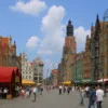 Rynek we Wrocławiu – kolorowe kamienice i spacerujący turyści na rynku głównym