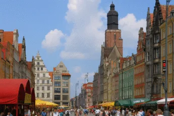 Rynek we Wrocławiu – kolorowe kamienice i spacerujący turyści na rynku głównym