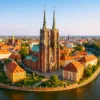 Archikatedra św. Jana Chrzciciela we Wrocławiu na Ostrowie Tumskim – widok z lotu ptaka, wieże gotyckie i okolica nad Odrą