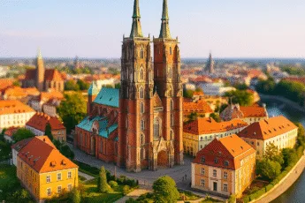 Archikatedra św. Jana Chrzciciela we Wrocławiu na Ostrowie Tumskim – widok z lotu ptaka, wieże gotyckie i okolica nad Odrą