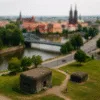 bunkry Festung Breslau nad Odrą we Wrocławiu – widok z lotu ptaka z panoramą miasta w tle