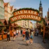 Jarmark Świętojański we Wrocławiu [current_year] – drewniane stoiska z rękodziełem i tłum zwiedzających na tle Rynku
