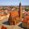 Kościół św. Elżbiety we Wrocławiu – widok z lotu ptaka z czerwonym dachem i panoramą Rynku w tle