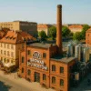 Browar Stu Mostów we Wrocławiu – budynek browaru rzemieślniczego z czerwonej cegły, kominem i tankami, widok z góry, lato