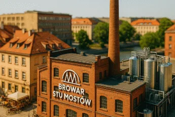 Browar Stu Mostów we Wrocławiu – budynek browaru rzemieślniczego z czerwonej cegły, kominem i tankami, widok z góry, lato