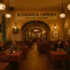 wnętrze restauracji z kuchnią kresową we Wrocławiu, świąteczny wystrój, pary przy stolikach, tradycyjne wnętrze z ciepłym oświetleniem