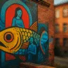 Kolorowy mural na ceglanej ścianie we Wrocławiu – ryba i postacie w stylu graficznym