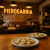 Przytulne wnętrze pierogarni we Wrocławiu z drewnianymi stołami, ciepłym oświetleniem i talerzami z pierogami na pierwszym planie. W tle rozmyty napis PIEROGARNIA na ceglanej ścianie.