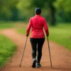 Nordic walking we Wrocławiu – kobieta idąca z kijkami po parku, widok z tyłu, tilt-shift, wiosenny krajobraz