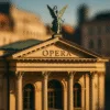 Fasada Opery Wrocławskiej, zbliżenie na kolumny i rzeźbę na dachu