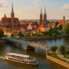 Wieczorny rejs statkiem po Odrze we Wrocławiu z widokiem na zabytkową architekturę Ostrowa Tumskiego i malowniczą panoramę miasta