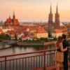 Romantyczna para na tle Ostrowa Tumskiego we Wrocławiu podczas zachodu słońca – widok z mostu na Odrę