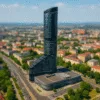 Panorama Sky Tower we Wrocławiu z lotu ptaka – najwyższy budynek miasta otoczony ulicami i zabudową mieszkalną