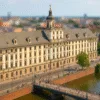 Uniwersytet Wrocławski – widok na główny budynek i most Uniwersytecki w stylu tilt-shift, idealny dla turystów planujących zwiedzanie