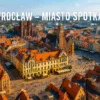 Panorama wrocławskiego Rynku z ratuszem i kolorowymi kamienicami – serce „miasta spotkań” w pełnym słońcu