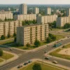 Osiedle z wielkiej płyty we Wrocławiu z czasów PRL, tramwaj, blokowiska i plac zabaw z lotu ptaka – realia życia codziennego lat 70. i 80.