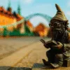 Wrocławski krasnal czytający książkę na tle mostu Tumskiego – fotografia w stylu tilt-shift z bliska, z efektem miniatury