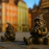 Krasnale we Wrocławiu siedzące na bruku rynku z kolorowymi kamienicami w tle, styl tilt-shift, bliski plan