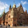 Ratusz we Wrocławiu na Rynku – gotycki budynek w centrum miasta w słoneczny dzień