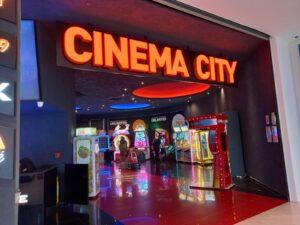 Wejście do kina Cinema City w centrum handlowym Korona