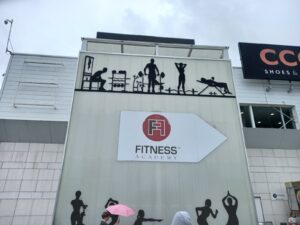 Wejście na siłownię Fitness Academy w centrum handlowym Korona
