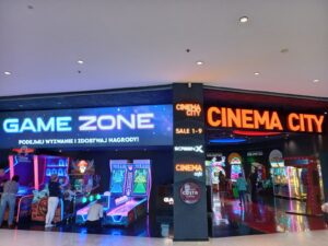 Automaty do gier i kino w centrum handlowym Corona