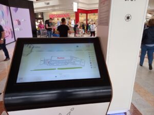 Elektroniczny schemat lokalizacji sklepów w centrum handlowym Korona, które znajduje się przy wejściu do CH.
