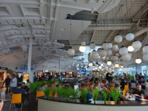 Jeden widok od środka Food Court w centrum handlowym Korona