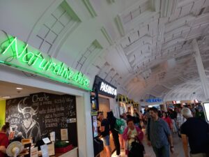 Kolejny widok z wnętrza Food Court w centrum handlowym Korona