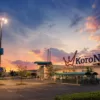 Centrum Handlowe Korona we Wrocławiu — parking i wejście do galerii o zachodzie słońca