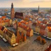 Rynek we Wrocławiu w listopadzie – jesienne światło, ratusz i kolorowe kamienice z lotu ptaka