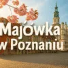 Majówka w Poznaniu – widok na Stary Rynek z napisem wkomponowanym w architekturę