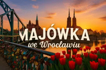 Majówka we Wrocławiu – napis wpisany w architekturę Ostrowa Tumskiego o zachodzie słońca, z odbiciem w Odrze i wiosennym niebem