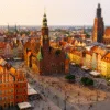 Zachód słońca nad wrocławskim Rynkiem z Ratuszem, tłumami turystów i kolorowymi kamienicami – idealna pora na wizytę