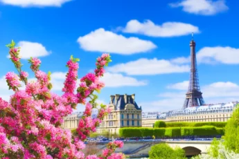 Wiosenny Paryż w maju, z Wieżą Eiffla i Luwrem otoczonymi kwitnącymi kwiatami.