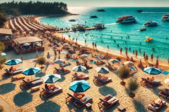 Piękna plaża w Bułgarii z czystym, błękitnym morzem i złocistym piaskiem.