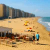 Plaża w Belgii z widokiem na kawiarenkę i promenadę w stylu tilt-shift – Morze Północne latem