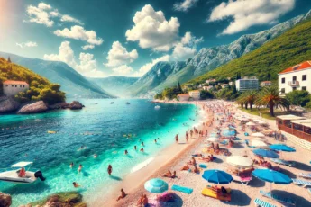 Piękna plaża w Czarnogórze z krystalicznie czystą wodą i malowniczymi górami w tle.