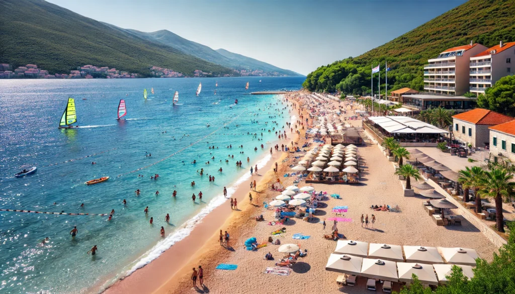 Plaża Jaz w Czarnogórze z pięknym złotym piaskiem, czystą niebieską wodą i zielonymi wzgórzami w tle. Na plaży widać rodziny i entuzjastów sportów wodnych.