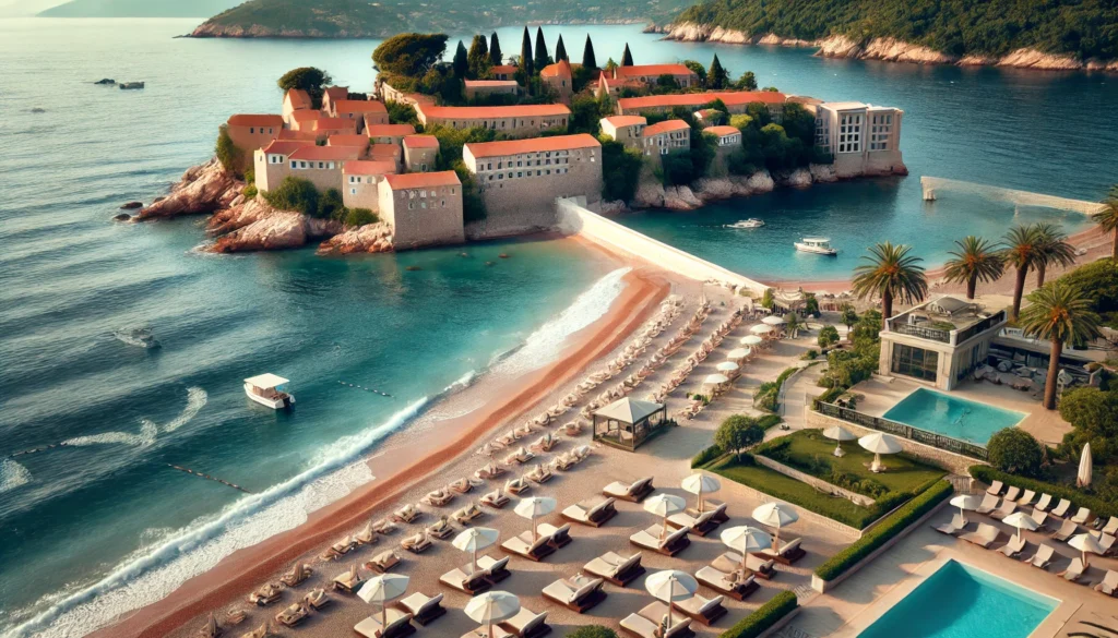 Luksusowa plaża przy ekskluzywnym hotelu Sveti Stefan w Czarnogórze, z drobnym piaskiem, czystą niebieską wodą i ikoniczną wyspą połączoną wąskim przesmykiem.