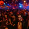 impreza halloweenowa w klubie we Wrocławiu – tłum ludzi w przebraniach, światła, dekoracje z dyniami, atmosfera święta