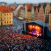 Wrocław Rynek – koncert plenerowy na tle kamienic, scena i tłum