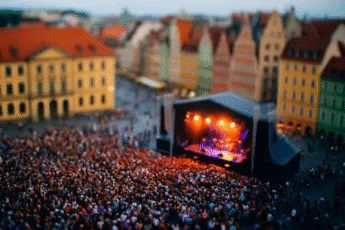 Wrocław Rynek – koncert plenerowy na tle kamienic, scena i tłum