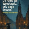 Deszczowy wieczór we Wrocławiu z Rynkiem i Ratuszem w tle, postać z parasolem, pytanie „Co robić we Wrocławiu, gdy pada deszcz?” jako część krajobrazu