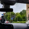 Widok z wnętrza samochodu na deszczowy dzień we Wrocławiu